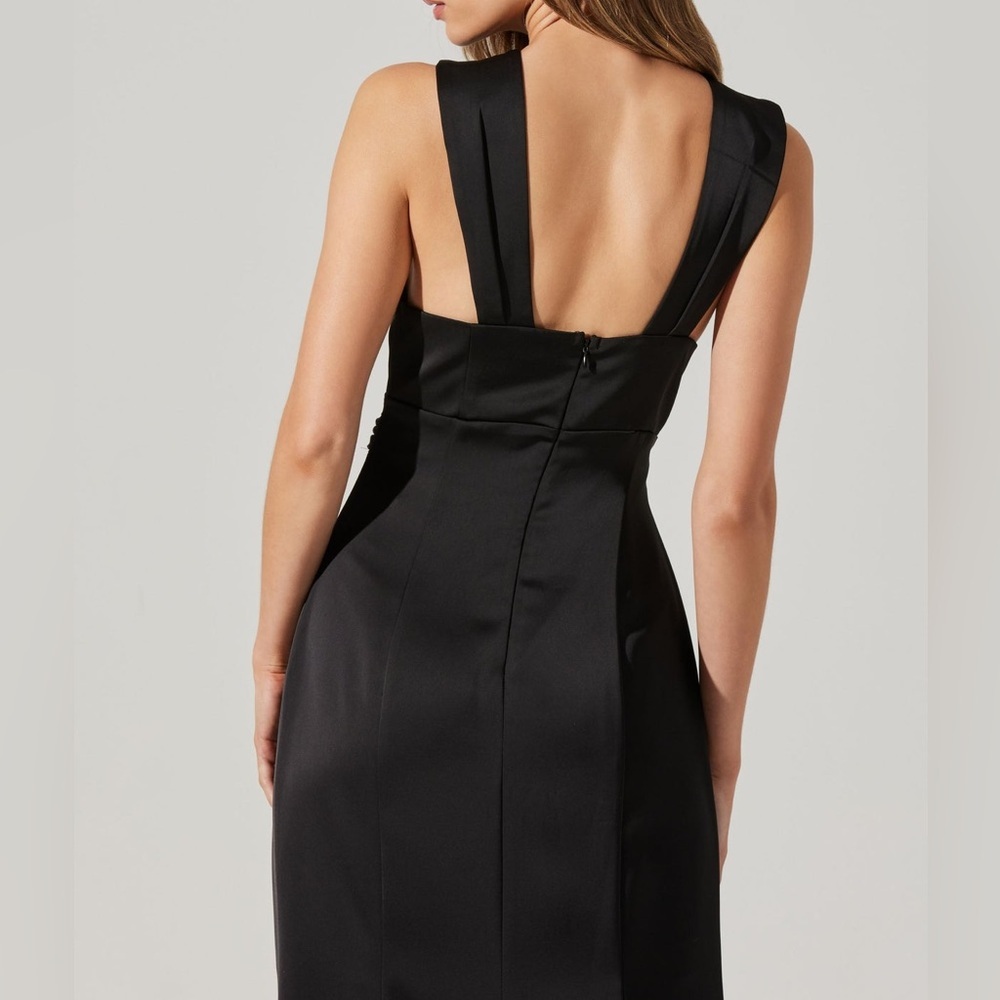 New ASTR The Label Georgiana Halter Neck Maxi Dress in Black - Picture 4 of 11